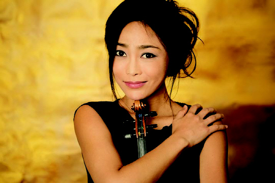 윤소영은 예원학교·서울예고·한국예술종합학교·쾰른 국립음대·취리히 예술대학을 졸업했다. 비에니아프스키 바이올린 콩쿠르에서 우승한 바 있으며, 스트라디바리우스 콰르텟 멤버·스위스 바젤 심포니의 악장으로 활동했다.